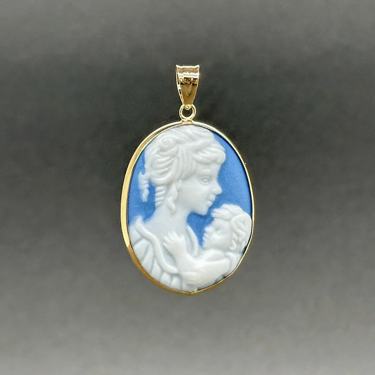 Estate 10K Y Gold Plastic Mother & Child Cameo Pendant
