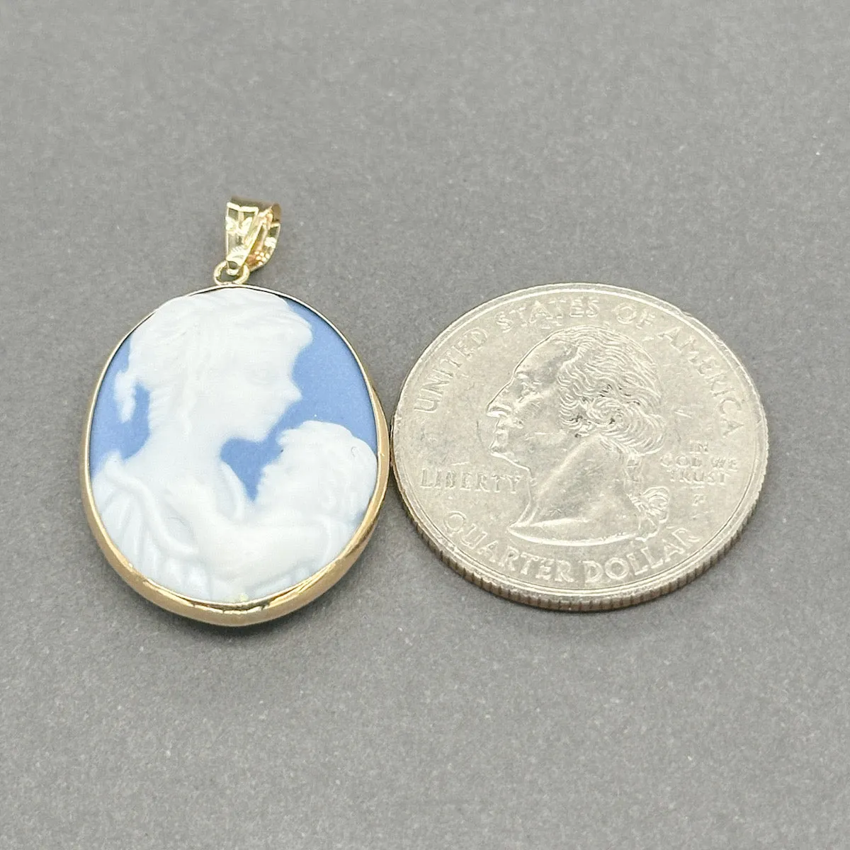 Estate 10K Y Gold Plastic Mother & Child Cameo Pendant